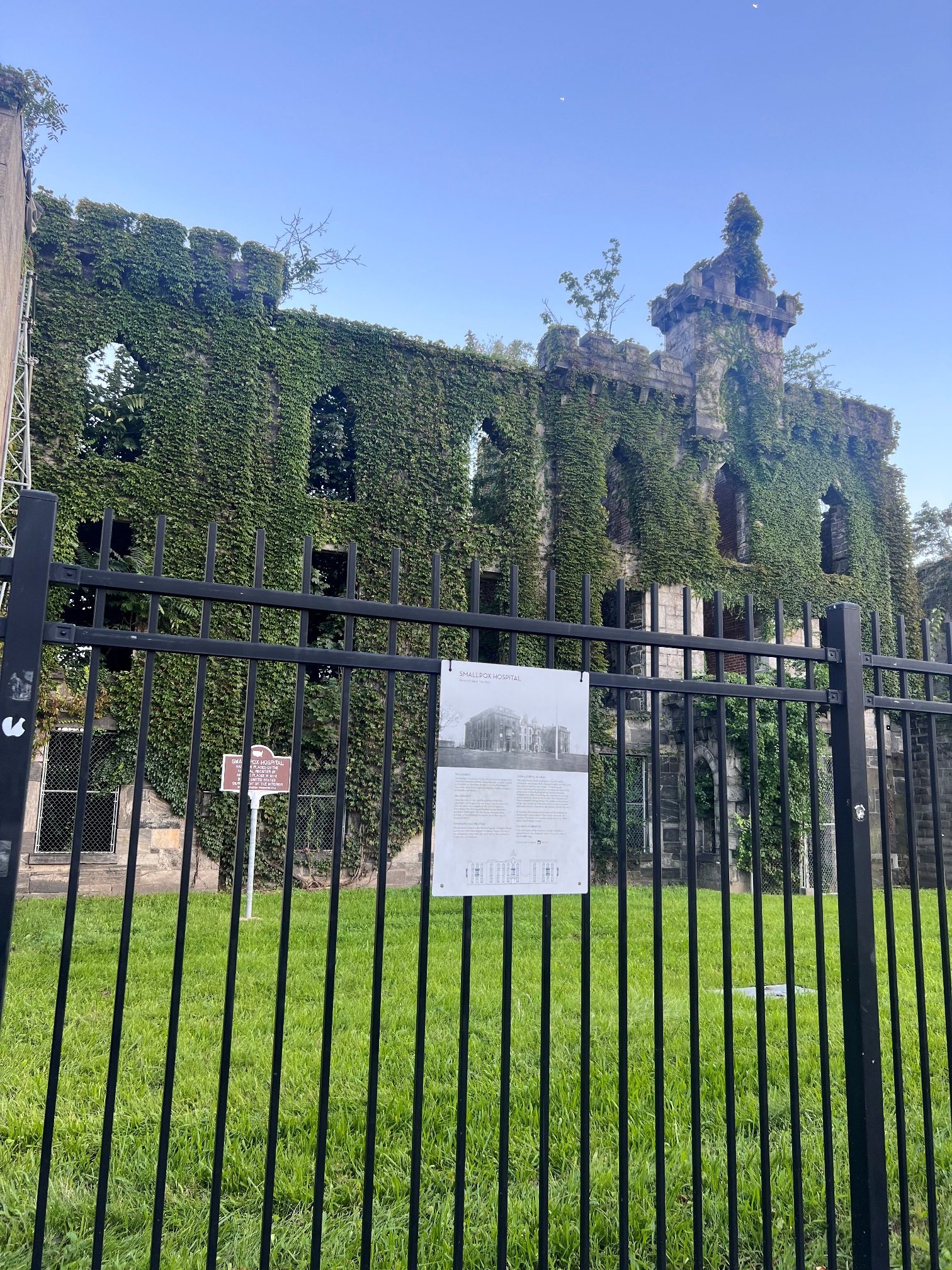 Smallpox Hospital, New York (by Camilla D'Angelo) - 02.jpeg